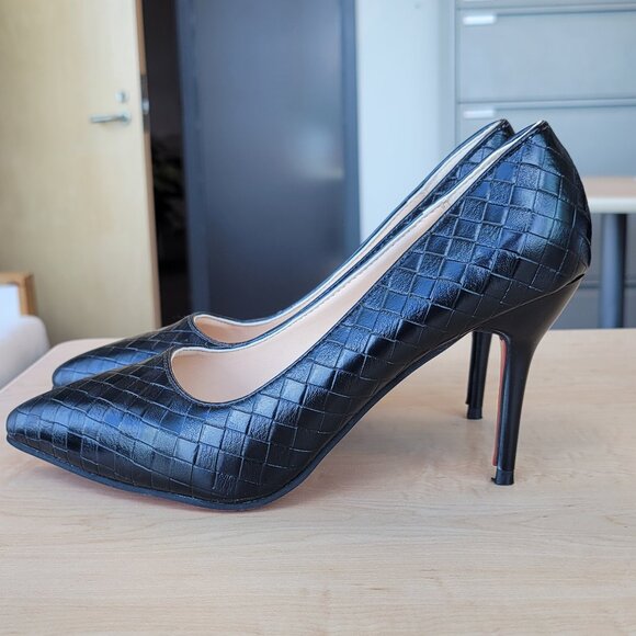 Black and Red Pumps - Picture 3 of 5